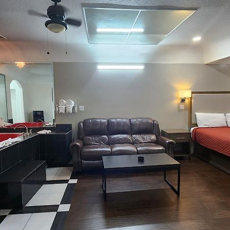 Scottish Inn & Suites Sam Houston Parkway Esterno foto
