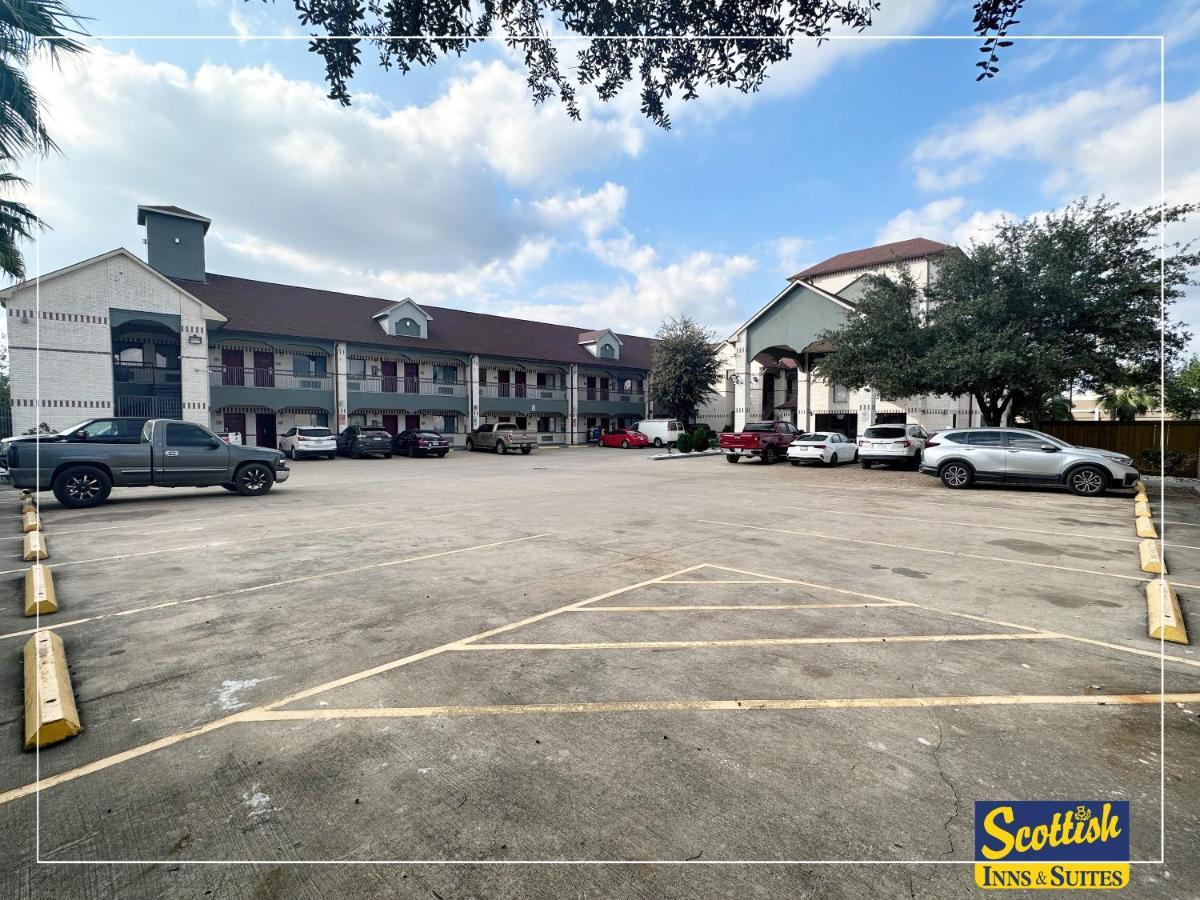 Scottish Inn & Suites Sam Houston Parkway Esterno foto