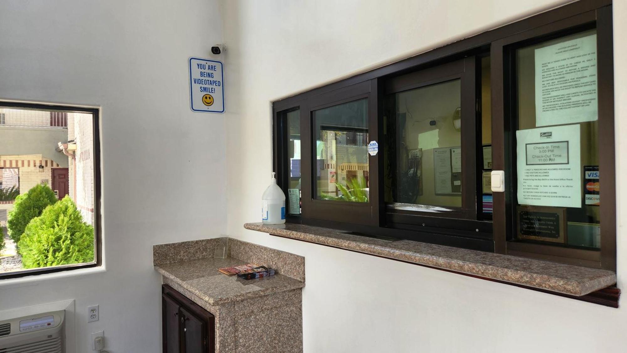 Scottish Inn & Suites Sam Houston Parkway Esterno foto