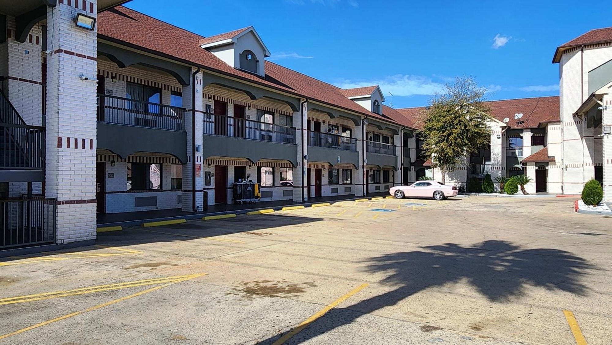 Scottish Inn & Suites Sam Houston Parkway Esterno foto